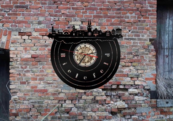 Bielefeld Stadt Wanduhr Skyline aus schwarz lackiertem Holz.